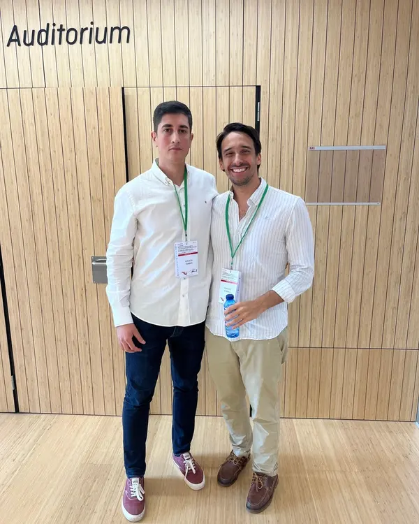 Ignacio Torres Navarro con un colega en un auditorio de congreso