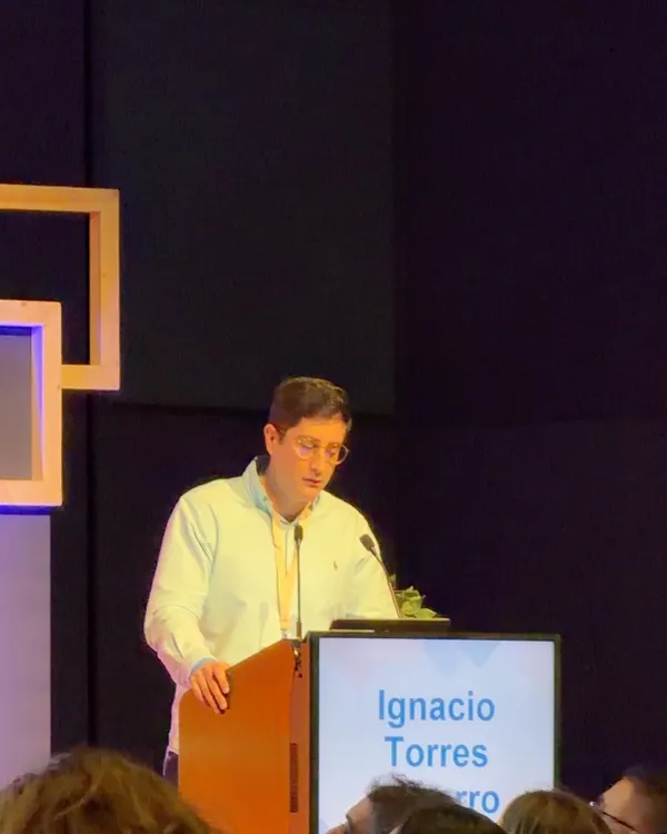 Ignacio Torres Navarro durante su ponencia en el Congreso Nacional de Dermatología 2025